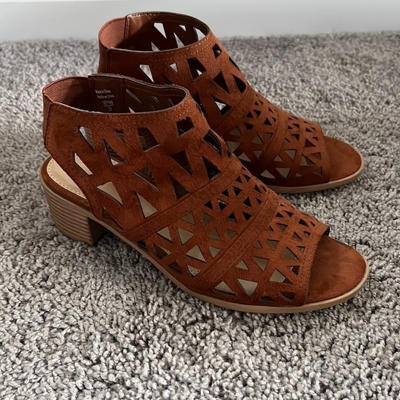 American Eagle Open Toe Laser Cut Out Boho Heels Women’s Size 7.5 - Picture 1 of 10